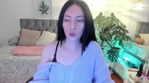 Sarah  online show from 11/24/25, 02:55