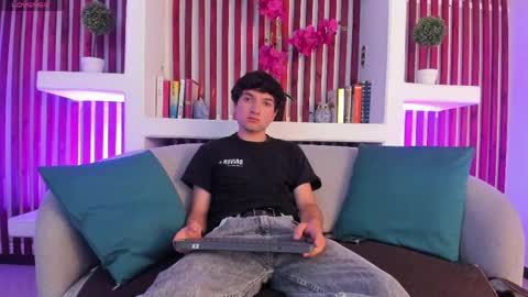Snapshot of neo_zarek chatting on 05/13/26, 11:18 Zarek online show from 05/13/26, 11:18