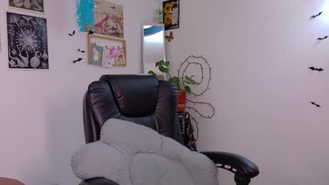 Snapshot of neurotic_witch chatting on 03/30/26, 06:25 Mar online show from 03/30/26, 06:25