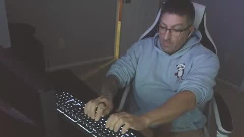 Snapshot of newevo chatting on 11/02/25, 03:25 newevo online show from 11/02/25, 03:25