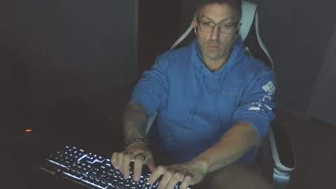 Snapshot of newevo chatting on 11/27/25, 12:24 newevo online show from 11/27/25, 12:24