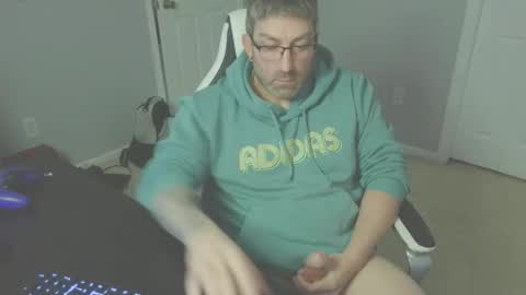 Snapshot of newevo chatting on 04/21/26, 02:01 newevo online show from 04/21/26, 02:01