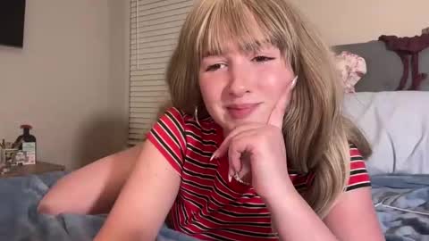 Snapshot of nextdoorlaur chatting on 03/16/26, 01:22 Lauren online show from 03/16/26, 01:22