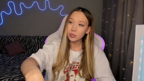 Mina online show from 12/17/24, 02:55