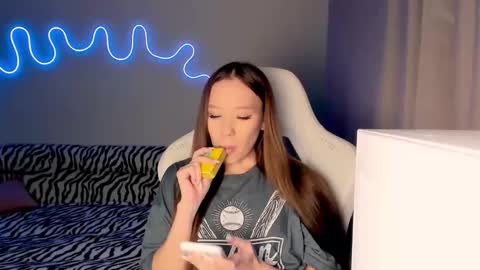 Mina online show from 11/03/25, 01:01