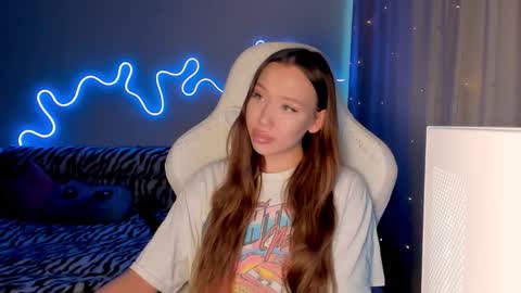 Snapshot of neyrmina chatting on 01/18/26, 11:47 Mina online show from 01/18/26, 11:47