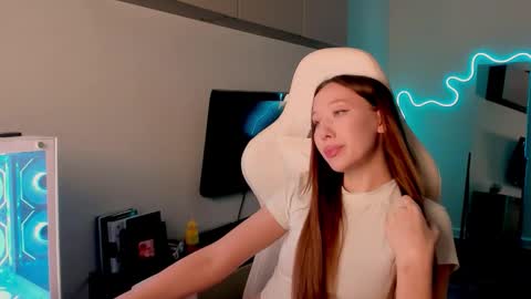 Snapshot of neyrmina chatting on 02/17/26, 02:35 Mina online show from 02/17/26, 02:35