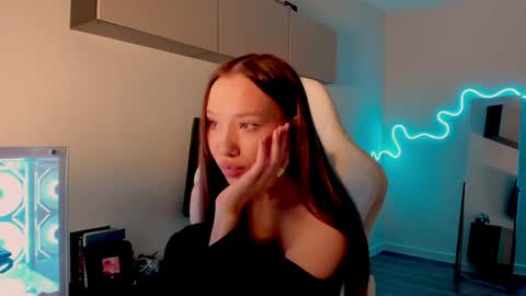 Snapshot of neyrmina chatting on 04/13/26, 07:25 Mina online show from 04/13/26, 07:25