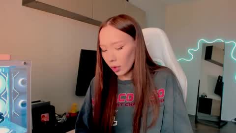 Snapshot of neyrmina chatting on 04/17/26, 06:38 Mina online show from 04/17/26, 06:38