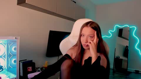 Snapshot of neyrmina chatting on 04/22/26, 08:06 Mina online show from 04/22/26, 08:06