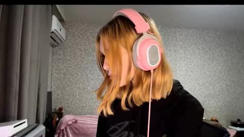 Snapshot of ngocjanus chatting on 11/25/25, 01:22 Eva Arts online show from 11/25/25, 01:22