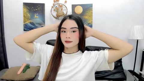 Snapshot of nhics_and_hades chatting on 11/19/25, 12:54 nhics and hades online show from 11/19/25, 12:54