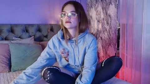 Snapshot of nia__s chatting on 12/14/25, 04:40 Nia online show from 12/14/25, 04:40