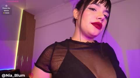Snapshot of nia_blum chatting on 12/19/25, 03:35 Nia Blum online show from 12/19/25, 03:35