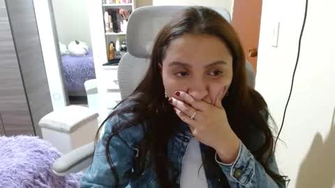 Snapshot of nia_cop chatting on 11/19/25, 04:34 Dani online show from 11/19/25, 04:34