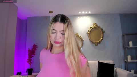 Snapshot of niaholland chatting on 04/20/26, 05:37 SQUIRTER DOLL online show from 04/20/26, 05:37