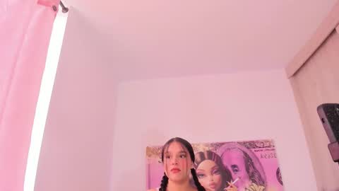 Snapshot of nianoretti chatting on 12/22/25, 03:42 Nia online show from 12/22/25, 03:42