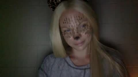 Snapshot of nicecolddrink2 chatting on 10/01/25, 01:55 Amber online show from 10/01/25, 01:55