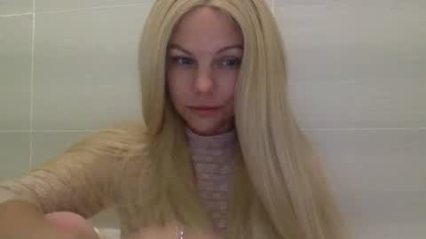 Snapshot of nicecolddrink2 chatting on 10/23/25, 08:57 Amber online show from 10/23/25, 08:57