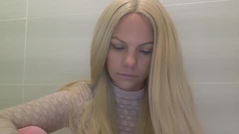 Snapshot of nicecolddrink2 chatting on 10/25/25, 09:28 Amber online show from 10/25/25, 09:28