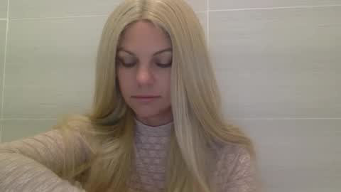 Snapshot of nicecolddrink2 chatting on 10/26/25, 10:43 Amber online show from 10/26/25, 10:43