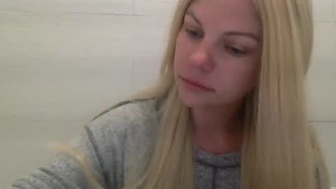 Snapshot of nicecolddrink2 chatting on 10/29/25, 11:01 Amber online show from 10/29/25, 11:01