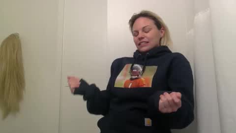 Snapshot of nicecolddrink2 chatting on 01/10/26, 04:25 Amber online show from 01/10/26, 04:25