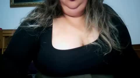 Snapshot of nicholle chatting on 12/21/25, 12:07 Nicholle online show from 12/21/25, 12:07