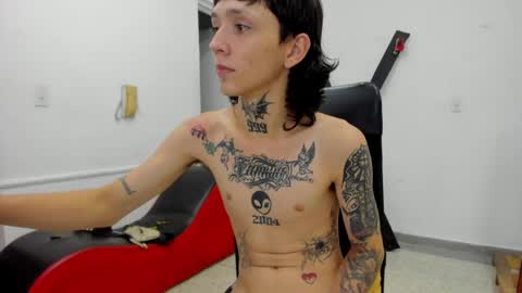 Snapshot of nick_straightboy chatting on 04/17/26, 01:08 Nick online show from 04/17/26, 01:08