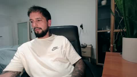 Snapshot of nickmaxx541 chatting on 10/31/25, 09:21 Nick maxx online show from 10/31/25, 09:21