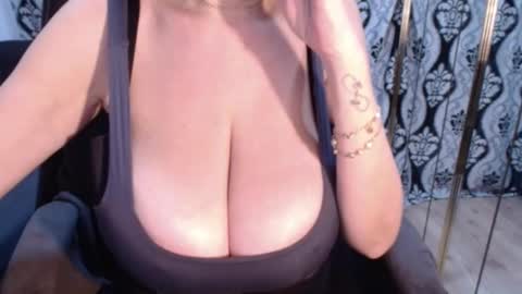 Snapshot of nicky_38hhugetits chatting on 11/13/25, 08:02 Nicky online show from 11/13/25, 08:02