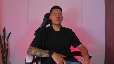 Snapshot of nickyblazze_ chatting on 09/30/25, 08:03 Nicky  online show from 09/30/25, 08:03