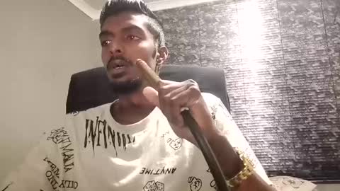 Snapshot of nickyle63 chatting on 12/15/24, 08:04 james online show from 12/15/24, 08:04