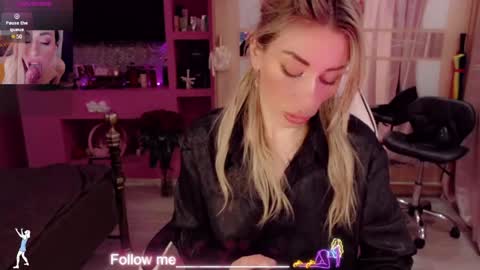 Snapshot of nicole_g0ld_ chatting on 04/19/26, 11:29 Nicole online show from 04/19/26, 11:29