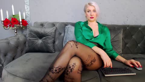 Nicole Domme online show from 01/20/25, 01:11