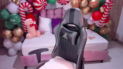 nicolee19_ online show from 12/20/25, 11:06