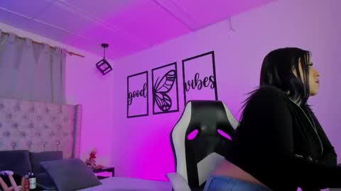 Snapshot of nicolee_millerr chatting on 06/09/26, 12:17 nicolee millerr online show from 06/09/26, 12:17