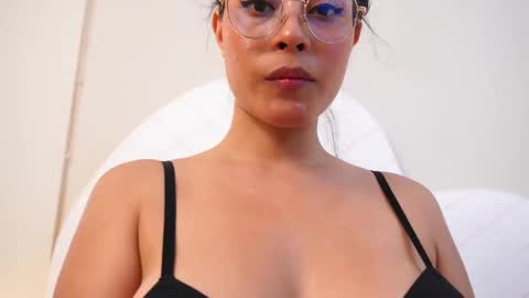 Nicol Flores  GMT-5 1530-2200  online show from 09/17/25, 08:21