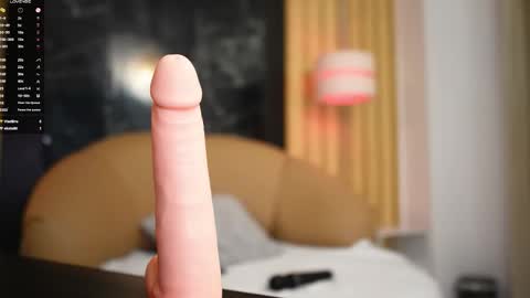 Nicol Flores  GMT-5 1530-2200  online show from 01/16/26, 04:44