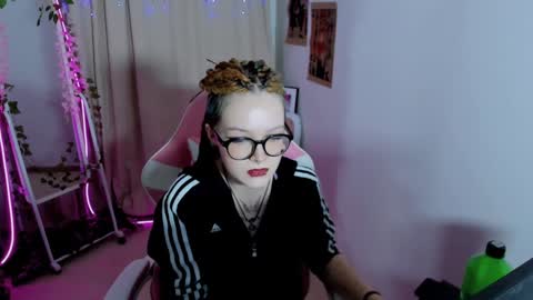 Snapshot of nicolefloret chatting on 02/05/25, 12:31 Nicole online show from 02/05/25, 12:31