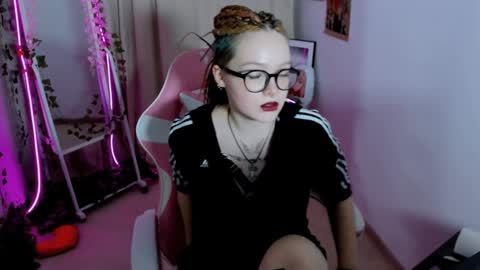 Snapshot of nicolefloret chatting on 02/05/25, 03:34 Nicole online show from 02/05/25, 03:34