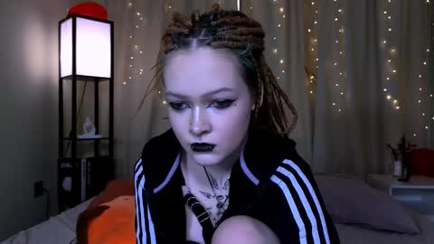 Snapshot of nicolefloret chatting on 02/19/25, 11:38 Nicole online show from 02/19/25, 11:38