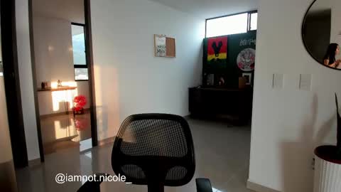 Snapshot of nicolemanson chatting on 03/03/25, 10:31 Nicole Manson online show from 03/03/25, 10:31