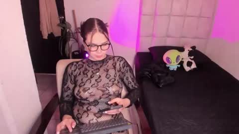 Nicol independent model online show from 02/15/26, 09:33