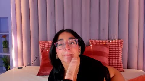 N I C O L E T  online show from 12/15/25, 08:24