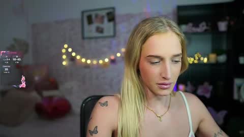 nicolette__shea_ online show from 02/11/25, 05:18