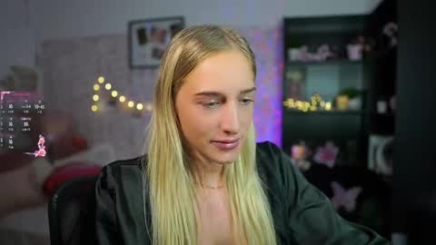 nicolette__shea_ online show from 02/14/25, 09:03