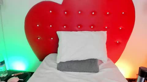 nicolette online show from 11/20/25, 10:04