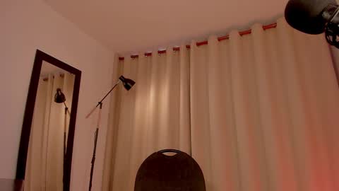 Snapshot of nicolette_tay chatting on 02/19/25, 06:43 Nicol  online show from 02/19/25, 06:43