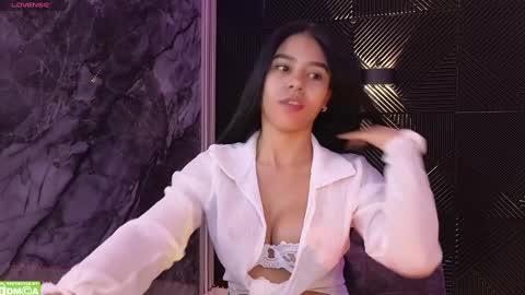 Nicoll  Independent model online show from 12/16/24, 10:50